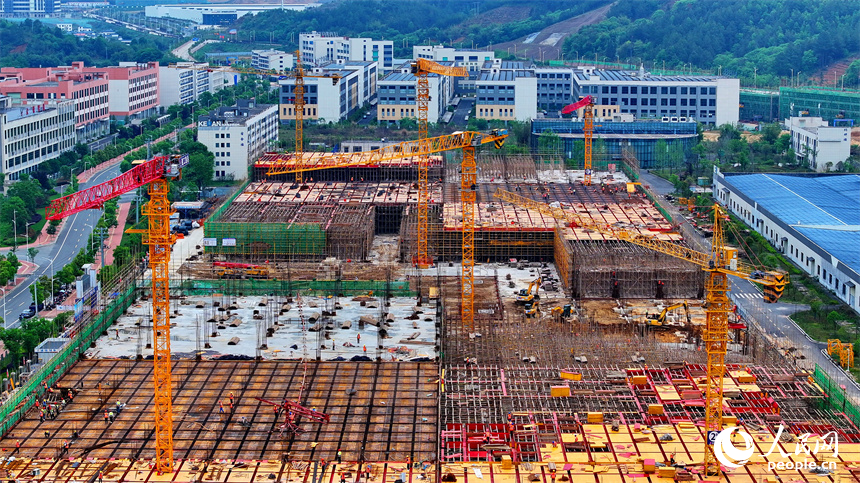 贛州市全南縣的一處標準化廠房項目工地，各作業區工人施工忙。人民網 朱海鵬攝
