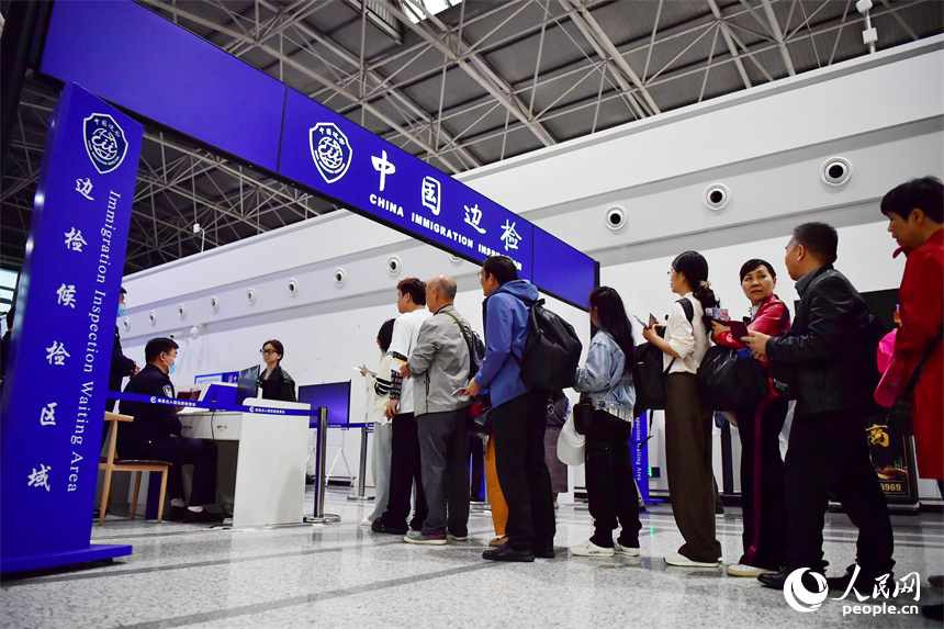 乘客們準備通過邊檢登機。 人民網記者 時雨攝