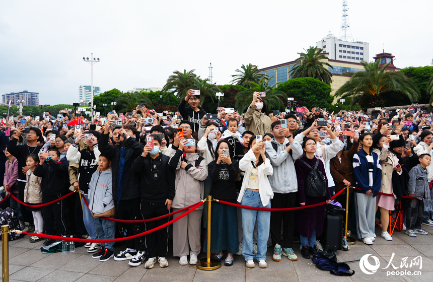 現場觀禮的市民游客。人民網記者 毛思遠攝