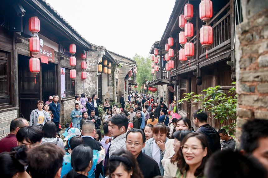 流坑古村游人如織。