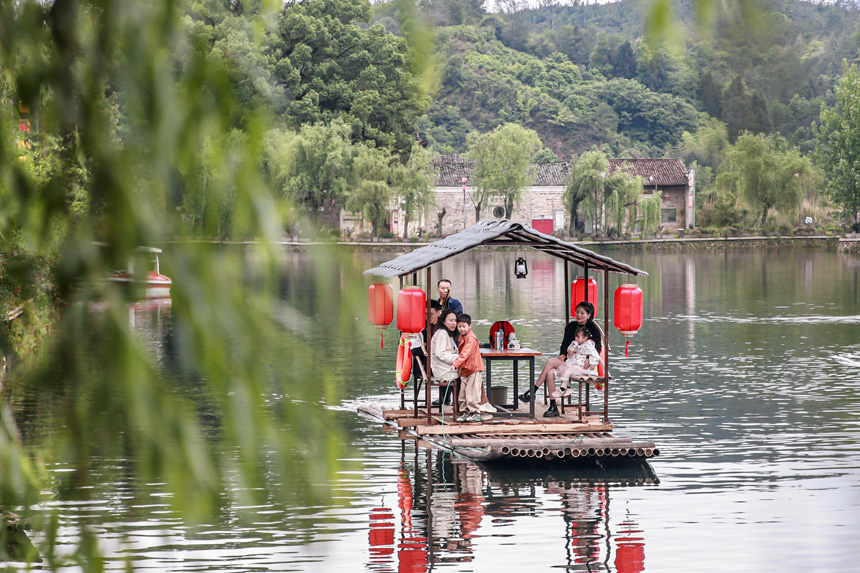 游客在流坑古村游玩。