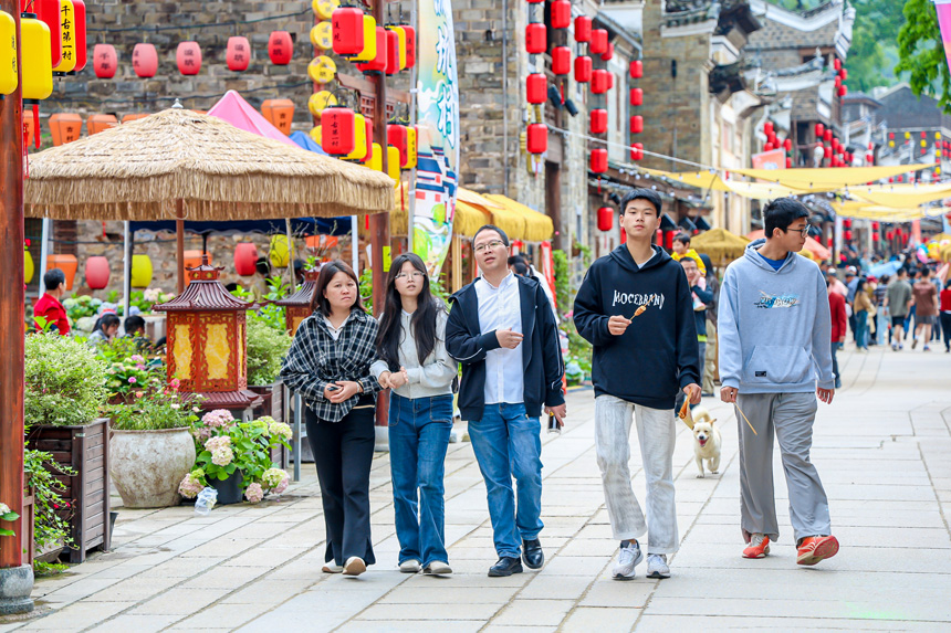 流坑古村游人如織。