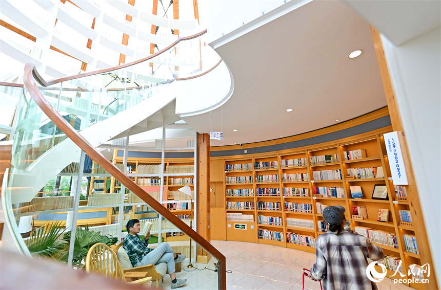 市民在南昌縣蓮花書屋閱讀。人民網 朱海鵬攝