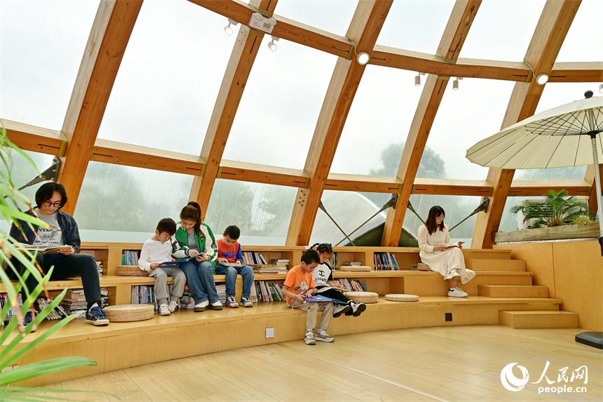 市民在南昌縣蓮花書屋閱讀。人民網 朱海鵬攝