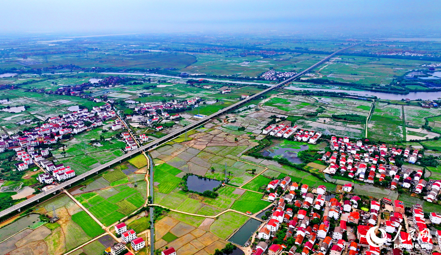 空中俯瞰南昌縣塘南鎮張溪村，一棟棟白墻紅瓦的農房與田園阡陌、綠樹碧水相互映襯，鄉村美景宜人。人民網 朱海鵬攝