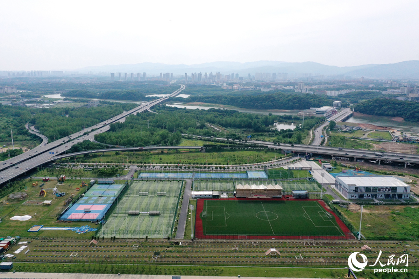 贛江邊的荒廢灘涂被打造成為體育公園，市民健身休閑多了一個好去處。人民網記者 時雨攝