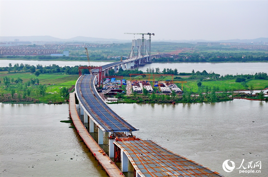 豐城市紫云大橋施工現場，建設者在加緊進行主纜和橋板安裝施工。人民網 朱海鵬攝