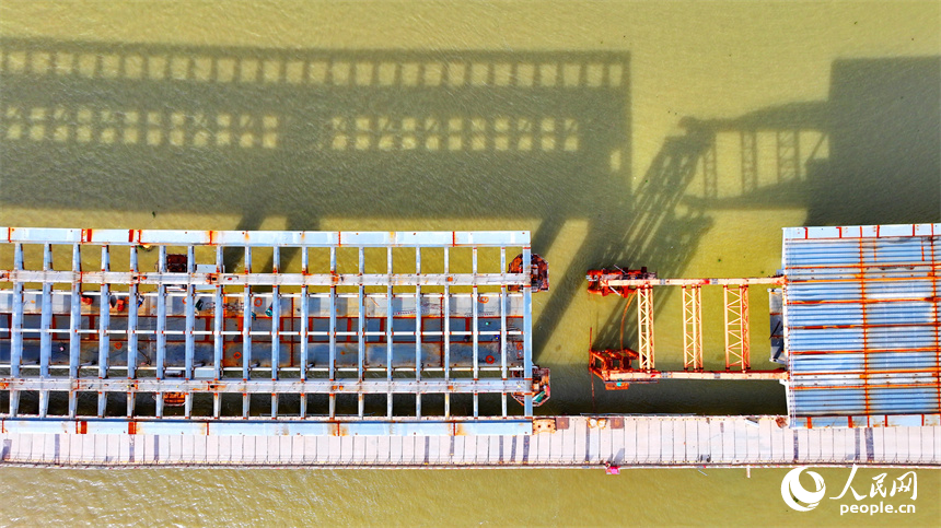 豐城市紫云大橋施工現場，建設者在加緊進行主纜和橋板安裝施工。人民網 朱海鵬攝