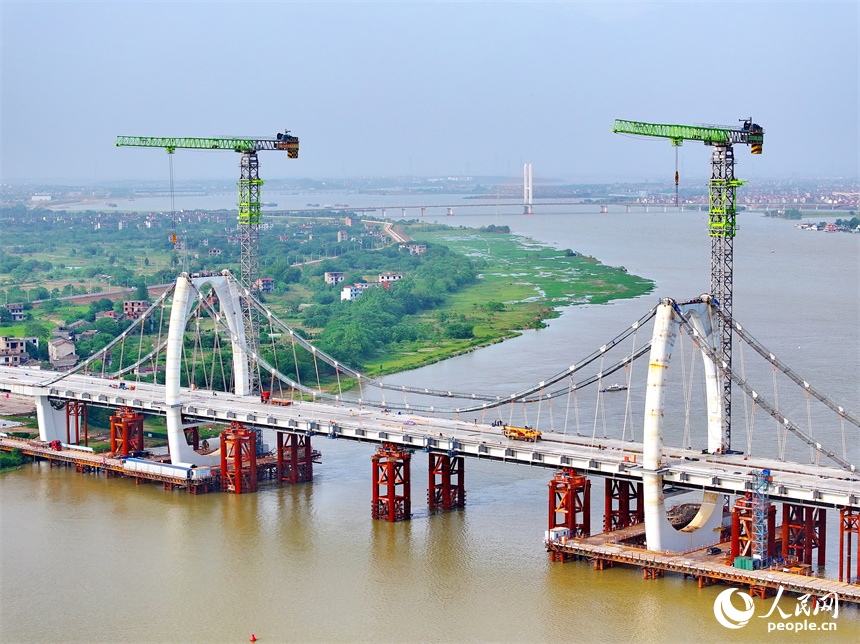 豐城市紫云大橋施工現場，建設者在加緊進行主纜和橋板安裝施工。人民網 朱海鵬攝