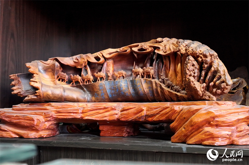 江西省級非遺項目根雕代表性傳承人劉四喜的根雕作品《一帶一路》。何賤來攝