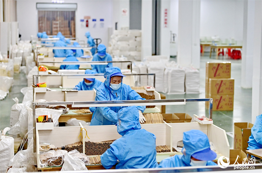 宜春市宜豐縣玉竹竹業有限公司車間內，工人在加工出口東南亞國家的竹筷產品。人民網 朱海鵬攝