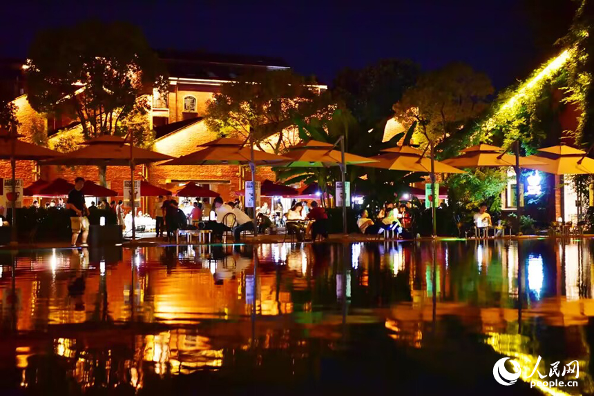 5月26日，夜色下的景德鎮陶溪川創意集市充滿濃濃的文藝氣息，給城市的夜晚注入新活力。人民網記者 時雨攝
