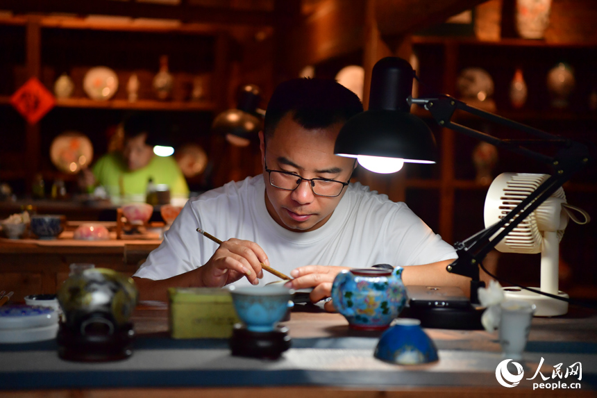 在江西省景德鎮陶陽里歷史文化街區，年輕一代的制瓷藝人正在創作作品。人民網記者 時雨攝