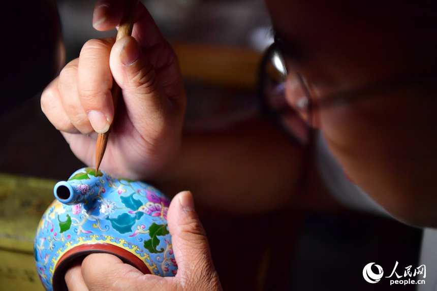 在江西省景德鎮陶陽里歷史文化街區，年輕一代的制瓷藝人正在創作作品。人民網記者 時雨攝
