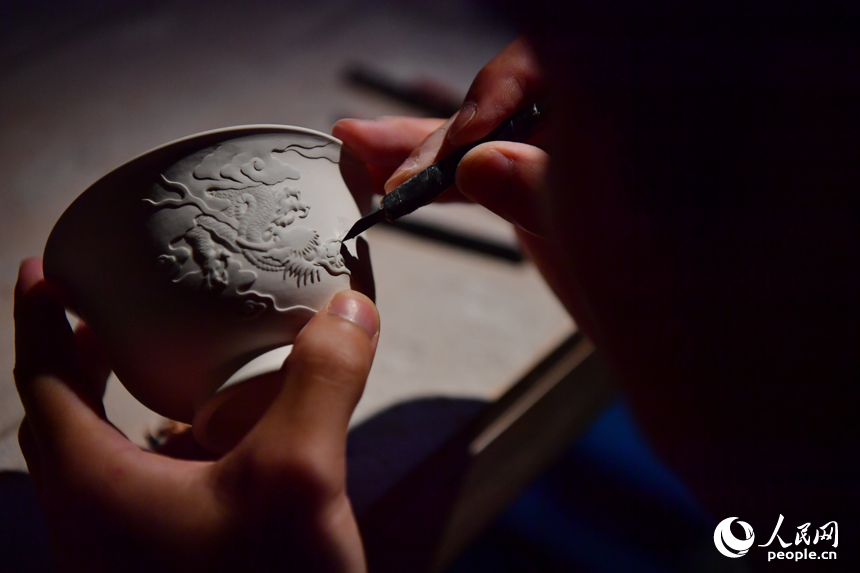 在江西省景德鎮陶陽里歷史文化街區，年輕一代的制瓷藝人正在創作作品。人民網記者 時雨攝