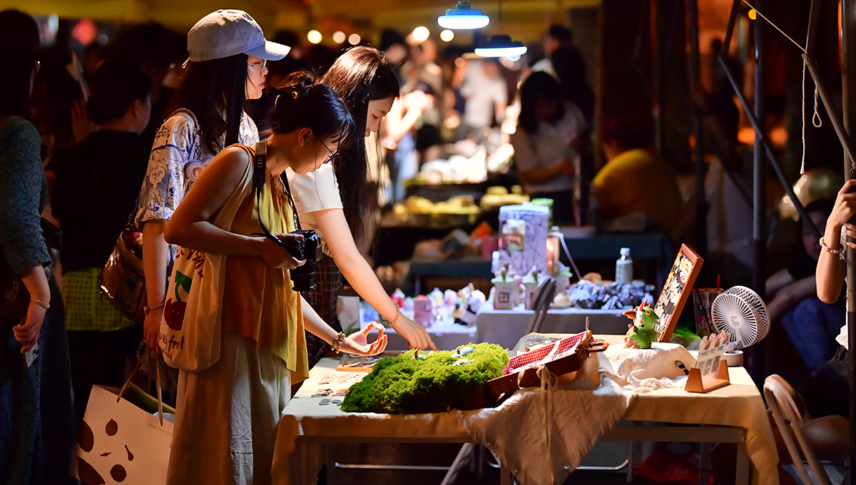 各色創意新瓷吸引游客駐足