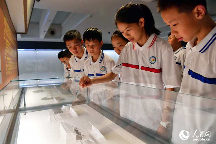 德安縣博物館內，學生們好奇地觀賞“南宋粽子”。人民網記者 時雨攝