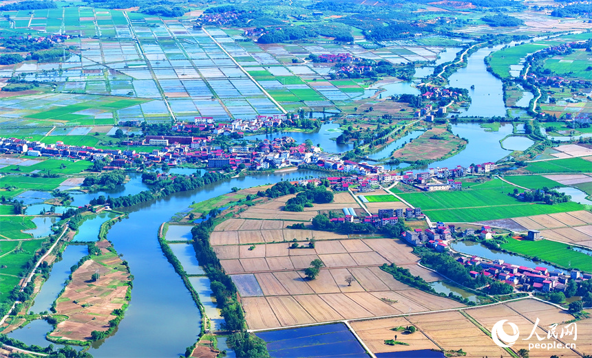 九江市永修縣馬口鎮一帶，蓄水翻耕后的高標準農田如同大自然的“調色盤”。人民網 朱海鵬攝