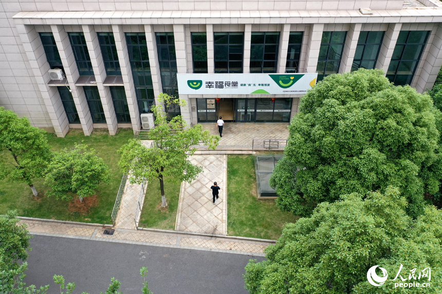 紅谷灘區九龍馨苑社區的幸福食堂。人民網記者 時雨攝