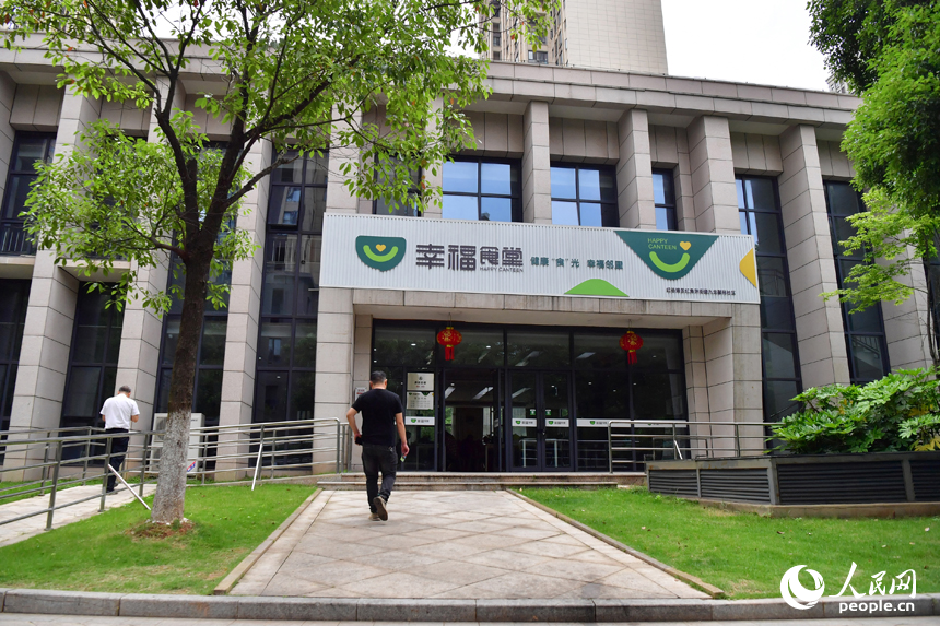 中午時分，居民們陸續來到紅谷灘區九龍馨苑社區的幸福食堂就餐。人民網記者 時雨攝