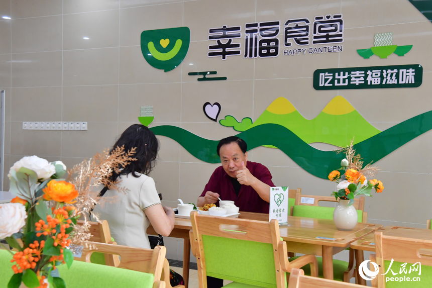 在紅谷灘區九龍馨苑社區的幸福食堂里，居民為就餐環境和菜品質量點贊。人民網記者 時雨攝