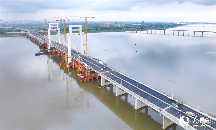 南昌市洪州大橋項目建設現場，建設者在進行附屬工程施工。人民網 朱海鵬攝