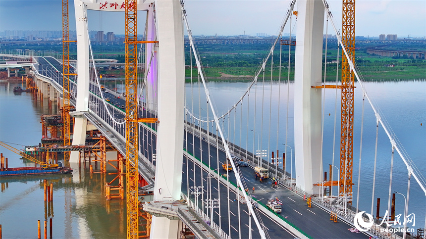 南昌市洪州大橋項目建設現場，建設者在進行附屬工程施工。人民網 朱海鵬攝