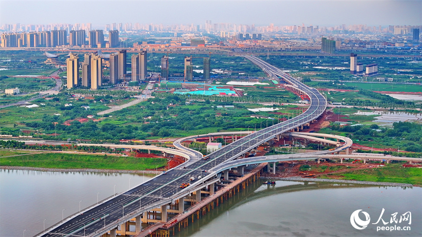 南昌市洪州大橋項目建設現場，建設者在進行附屬工程施工。人民網 朱海鵬攝