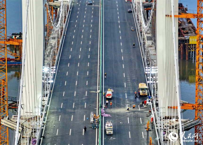 南昌市洪州大橋項目建設現場，建設者在進行附屬工程施工。人民網 朱海鵬攝