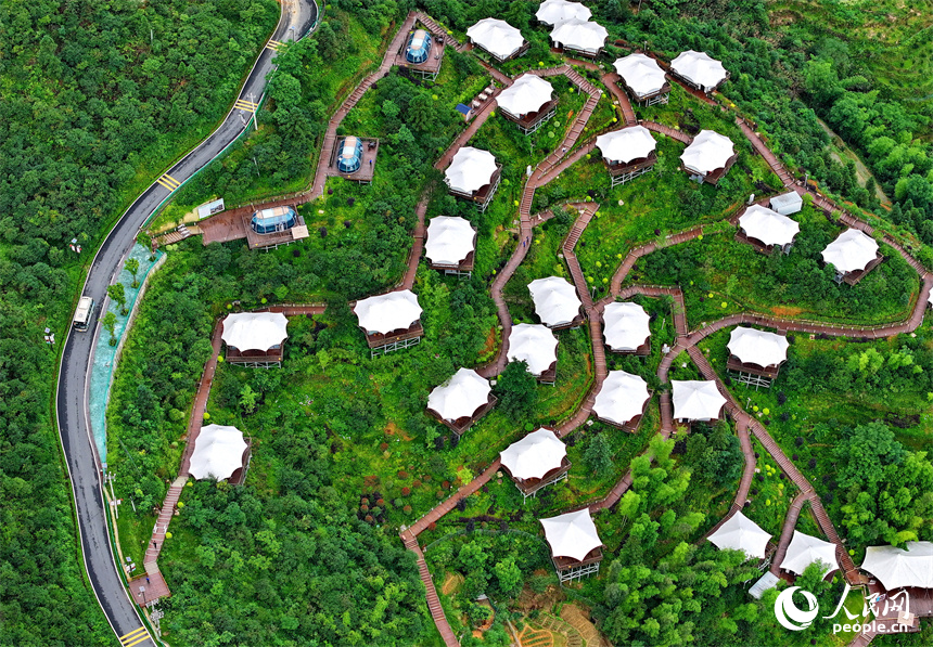 吉安市遂川縣左安鎮桃源村，層層疊疊的梯田、郁郁蔥蔥的樹木與星羅棋布的民宿相映襯，風景如畫。人民網 朱海鵬攝