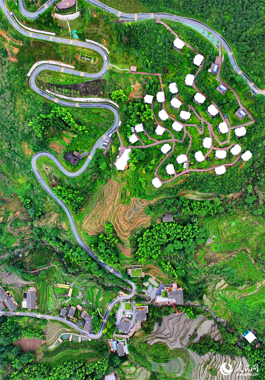 吉安市遂川縣左安鎮桃源村，層層疊疊的梯田、郁郁蔥蔥的樹木與星羅棋布的民宿相映襯，風景如畫。人民網 朱海鵬攝