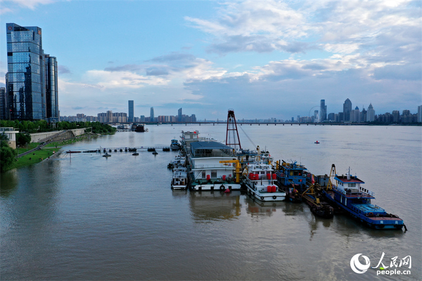 受上游強降雨影響，贛江南昌段的水位近期持續走高。人民網記者 時雨攝