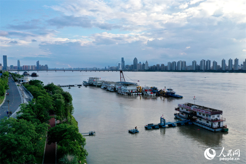 受上游強降雨影響，贛江南昌段的水位近期持續走高。人民網記者 時雨攝