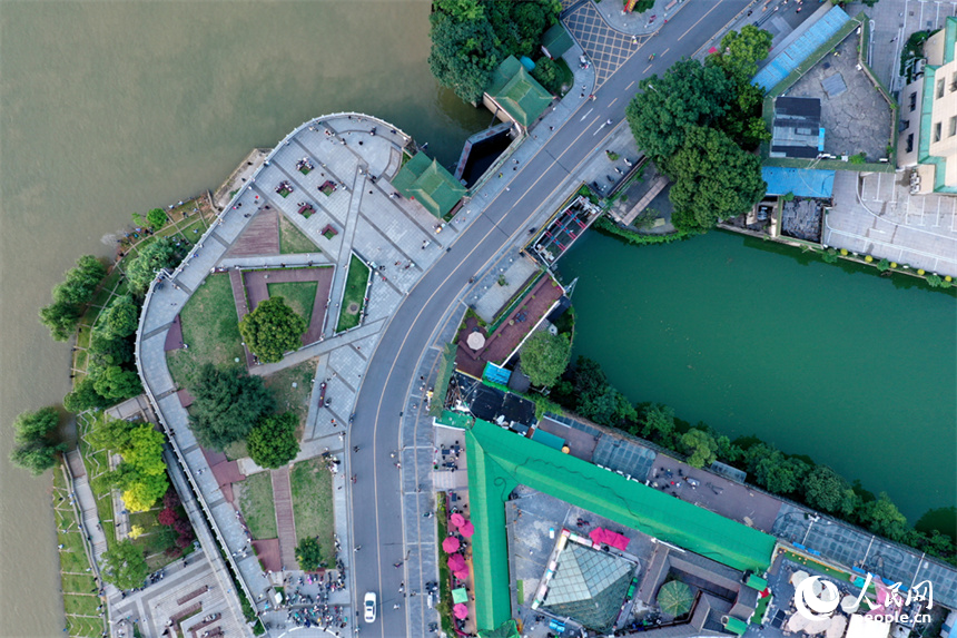 撫河故道的河水從閘口進入贛江。人民網記者 時雨攝