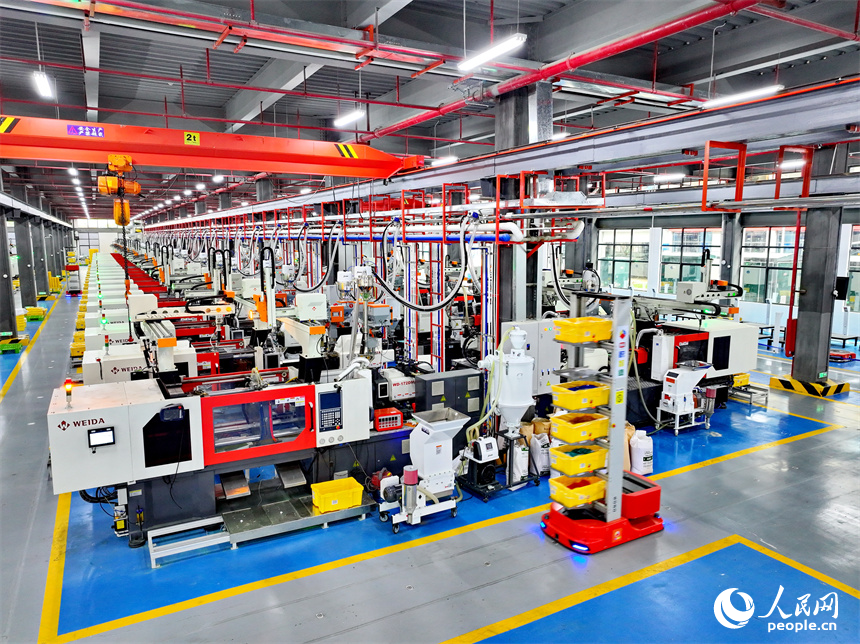 瑞金市的一家科技公司5G數字產業園，工人在操作智能設備加工出口積木玩具產品。人民網 朱海鵬攝