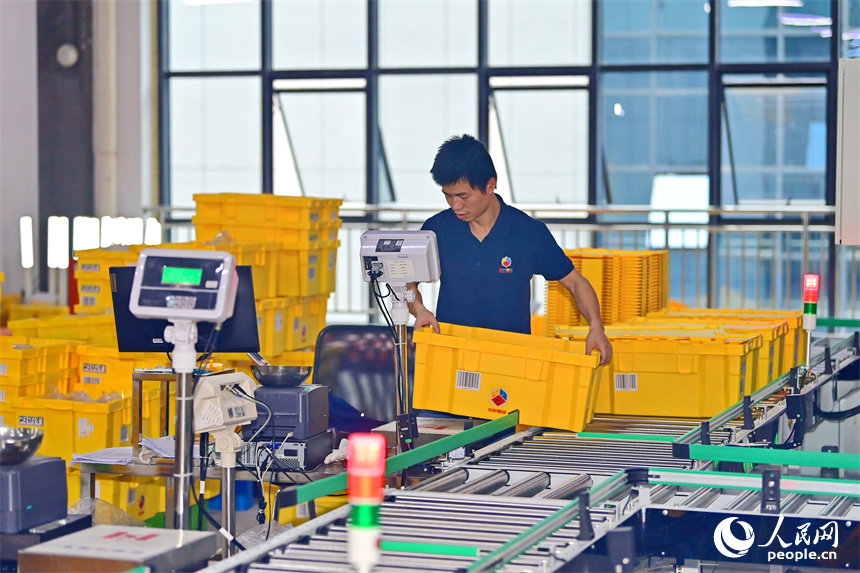 瑞金市的一家科技公司5G數字產業園，工人在操作智能設備加工出口積木玩具產品。人民網 朱海鵬攝