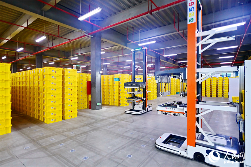 瑞金市的一家科技公司5G數字產業園，智能物流機器人在運輸積木玩具成品。人民網 朱海鵬攝