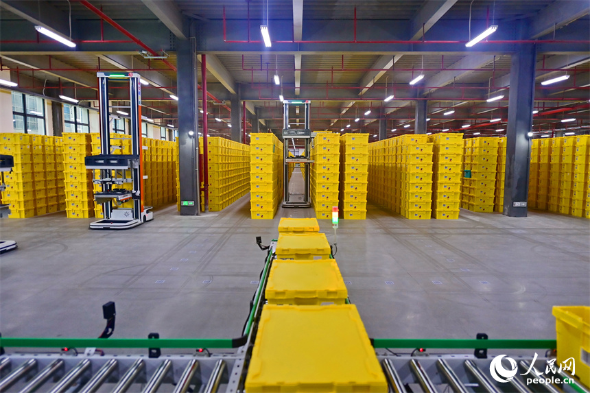 瑞金市的一家科技公司5G數字產業園，智能物流機器人在運輸積木玩具成品。人民網 朱海鵬攝