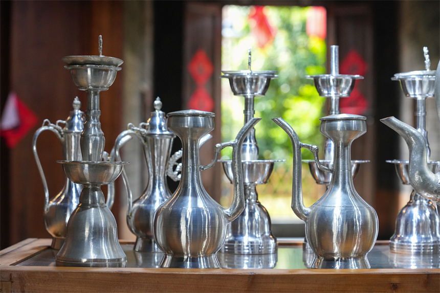 國家級非遺錫雕（蓮花打錫）代表性傳承人劉建強的部分錫雕作品。人民網 孔文進攝