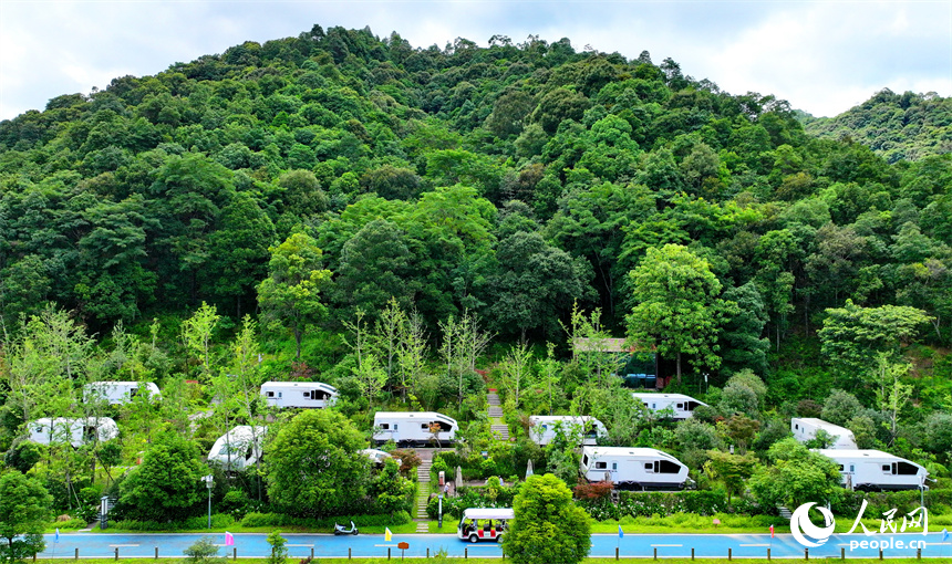安遠縣三百山鎮咀下村的房車露營基地，一輛輛房車錯落有致分布，與森林、水系、游步道相互映襯，成為鄉村旅游的好去處。人民網 朱海鵬攝