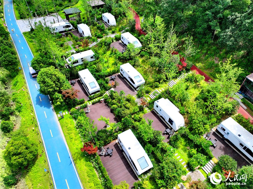 安遠縣三百山鎮咀下村的房車露營基地，一輛輛房車錯落有致分布，與森林、水系、游步道相互映襯，成為鄉村旅游的好去處。人民網 朱海鵬攝