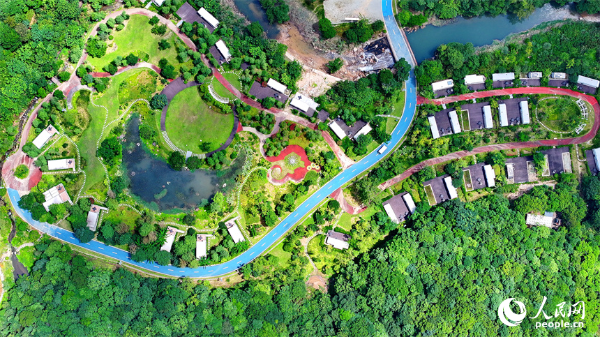 安遠縣三百山鎮咀下村的房車露營基地，一輛輛房車錯落有致分布，與森林、水系、游步道相互映襯，成為鄉村旅游的好去處。人民網 朱海鵬攝