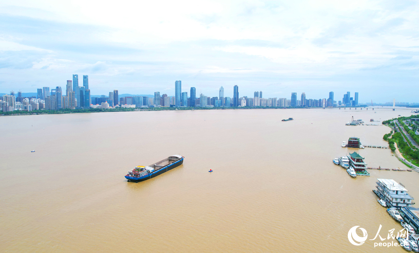 洪水過境，贛江南昌段水位持續上漲。人民網記者 毛思遠攝