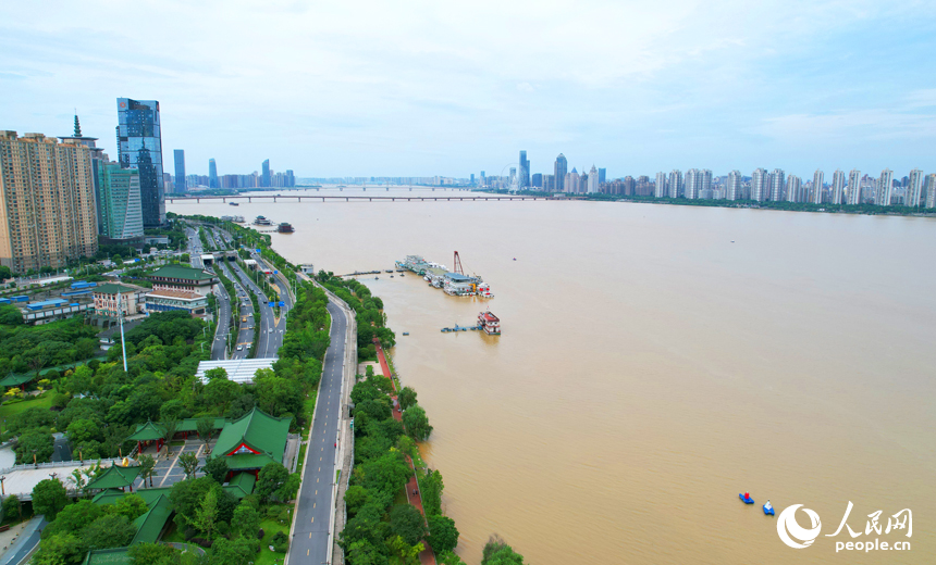 贛江水位上漲，江面更加寬闊，江水一片渾黃。人民網記者 毛思遠攝