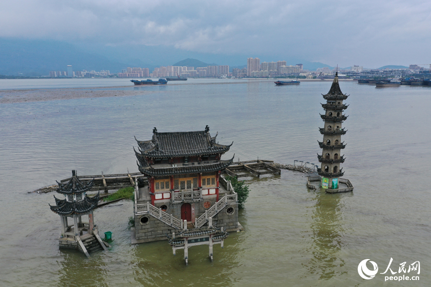鄱陽湖落星墩底部淹沒在水中。人民網記者 時雨攝