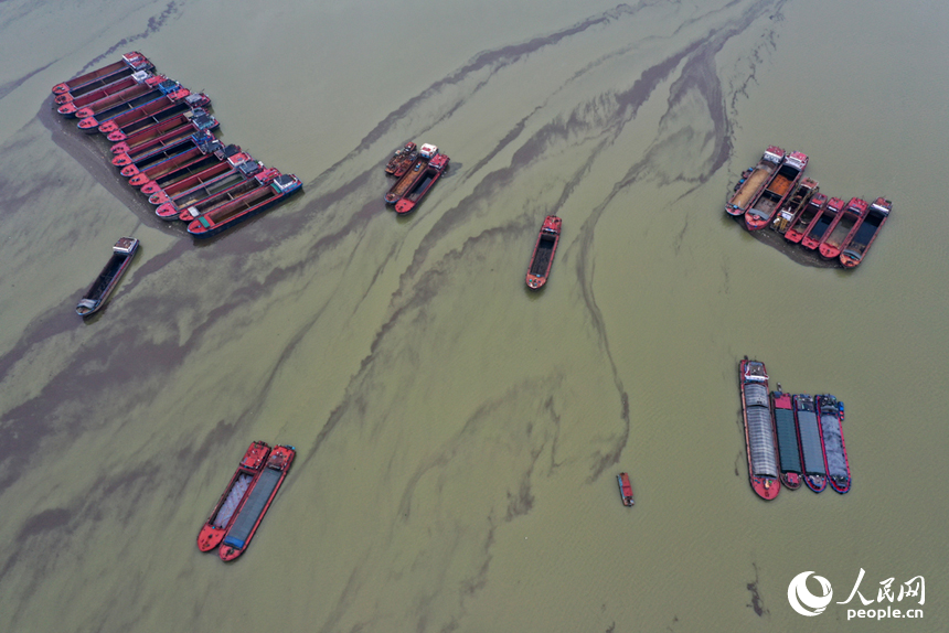 停泊在鄱陽湖湖面的貨船。人民網記者 時雨攝