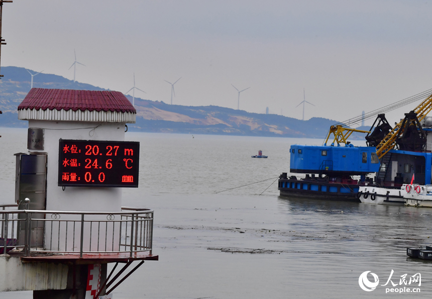 29日15時，鄱陽湖標志性水文站星子站水位顯示為20.27米，超警戒水位1.27米。人民網記者 時雨攝