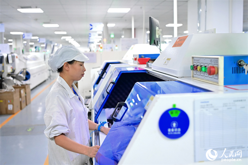 撫州市廣昌縣的一家5G電子元器件制造企業，技術工人在數字化車間生產5G網絡通訊光纖交換機電源元器件。人民網 朱海鵬攝