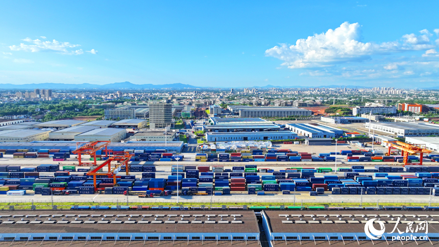 贛州國際陸港貨場，貨物整齊排列，這些貨物將通過鐵海聯運直達海外市場。人民網 朱海鵬攝