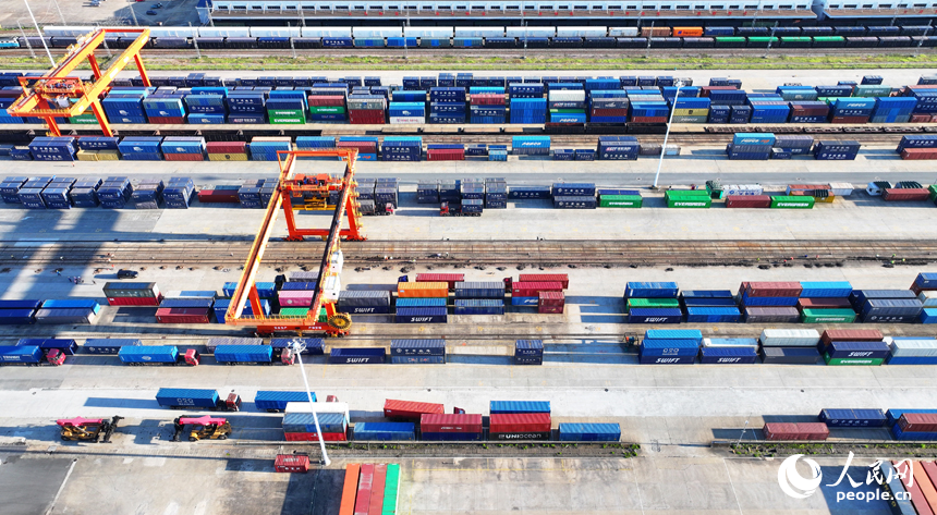 贛州國際陸港貨場，貨物整齊排列，這些貨物將通過鐵海聯運直達海外市場。人民網 朱海鵬攝